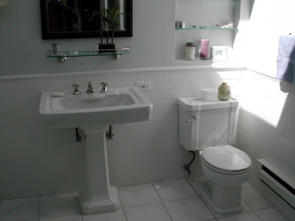 Idées déco pour une salle de bain classique de taille moyenne avec une baignoire en alcôve, WC à poser, un carrelage blanc, un carrelage métro, un mur blanc, un sol en carrelage de céramique, un lavabo de ferme et un plan de toilette en surface solide.