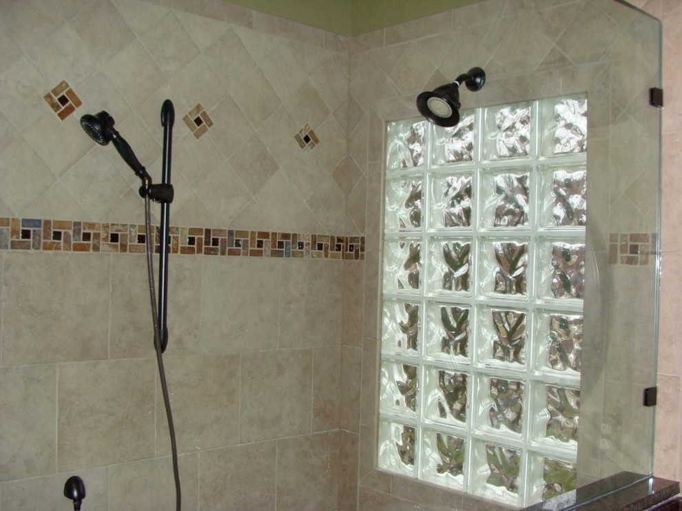 Exempel på ett mellanstort klassiskt en-suite badrum, med luckor med upphöjd panel, skåp i mörkt trä, en öppen dusch, en toalettstol med hel cisternkåpa, beige kakel, brun kakel, keramikplattor, gula väggar, ett undermonterad handfat och granitbänkskiva