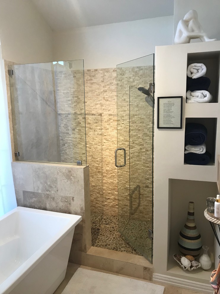 Idee per una stanza da bagno padronale tradizionale di medie dimensioni con piastrelle beige, piastrelle in pietra, pareti bianche e pavimento beige