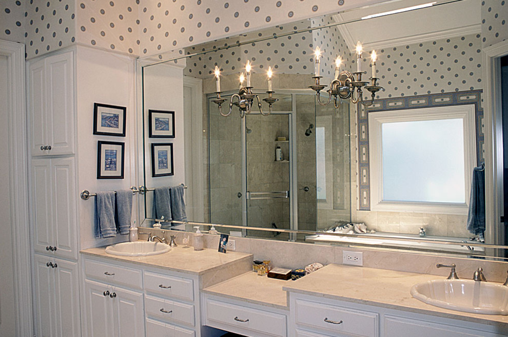 Стильный дизайн: большая главная ванная комната в классическом стиле с угловым душем, белыми стенами, накладной раковиной, душем с распашными дверями, фасадами с выступающей филенкой, белыми фасадами, ванной в нише и столешницей из известняка - последний тренд