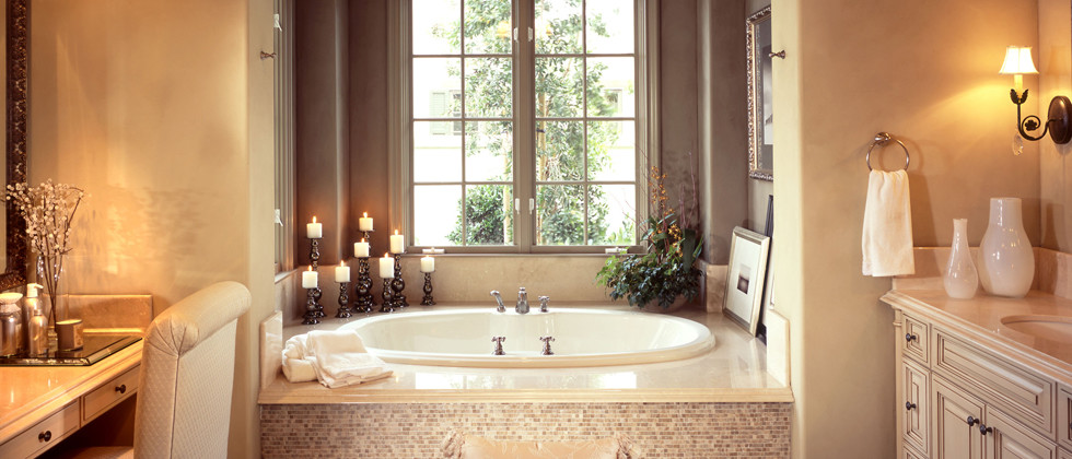 На фото: большая главная ванная комната в классическом стиле с фасадами с выступающей филенкой, белыми фасадами, накладной ванной, черными стенами, врезной раковиной и мраморной столешницей