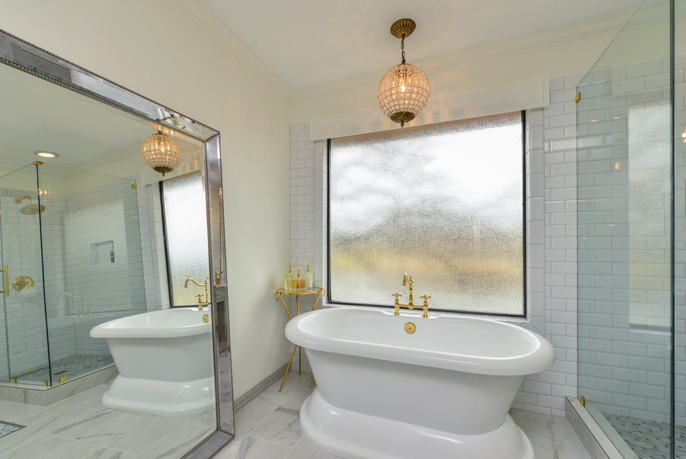 Modelo de cuarto de baño contemporáneo con bañera exenta, ducha esquinera, baldosas y/o azulejos blancos, paredes blancas y suelo de mármol