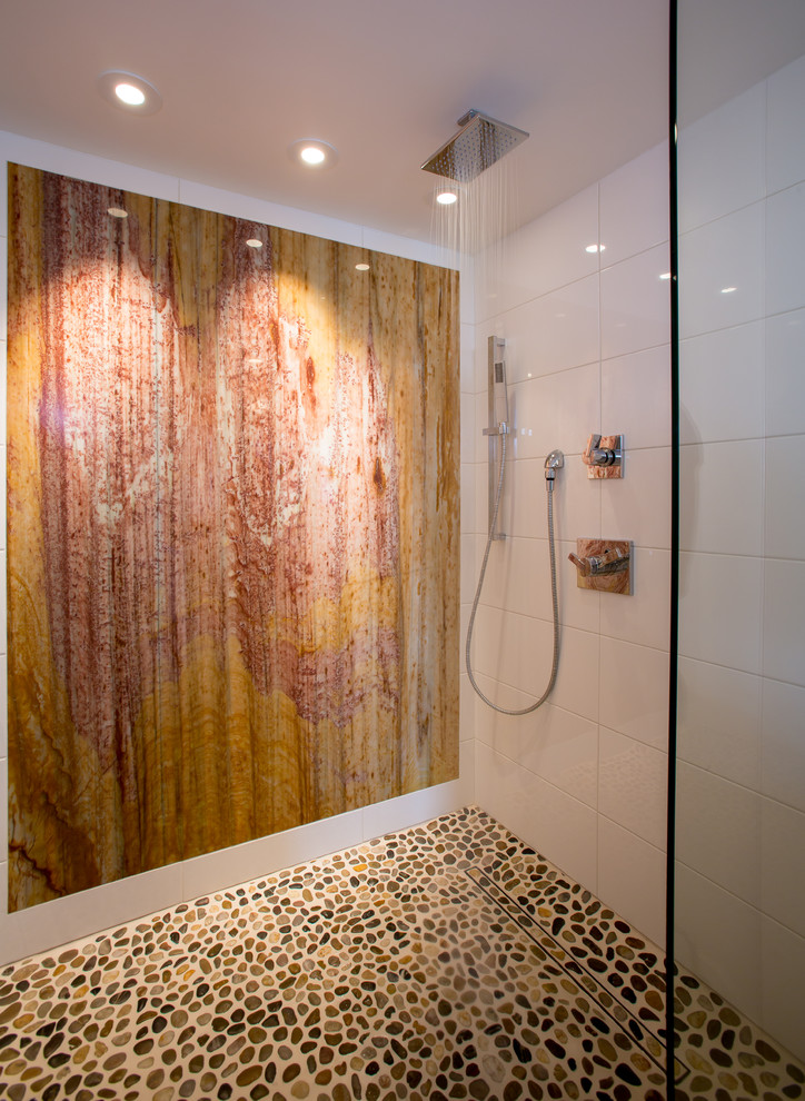Inredning av ett modernt mellanstort en-suite badrum, med släta luckor, skåp i mörkt trä, en dusch i en alkov, vita väggar, klinkergolv i keramik och ett undermonterad handfat
