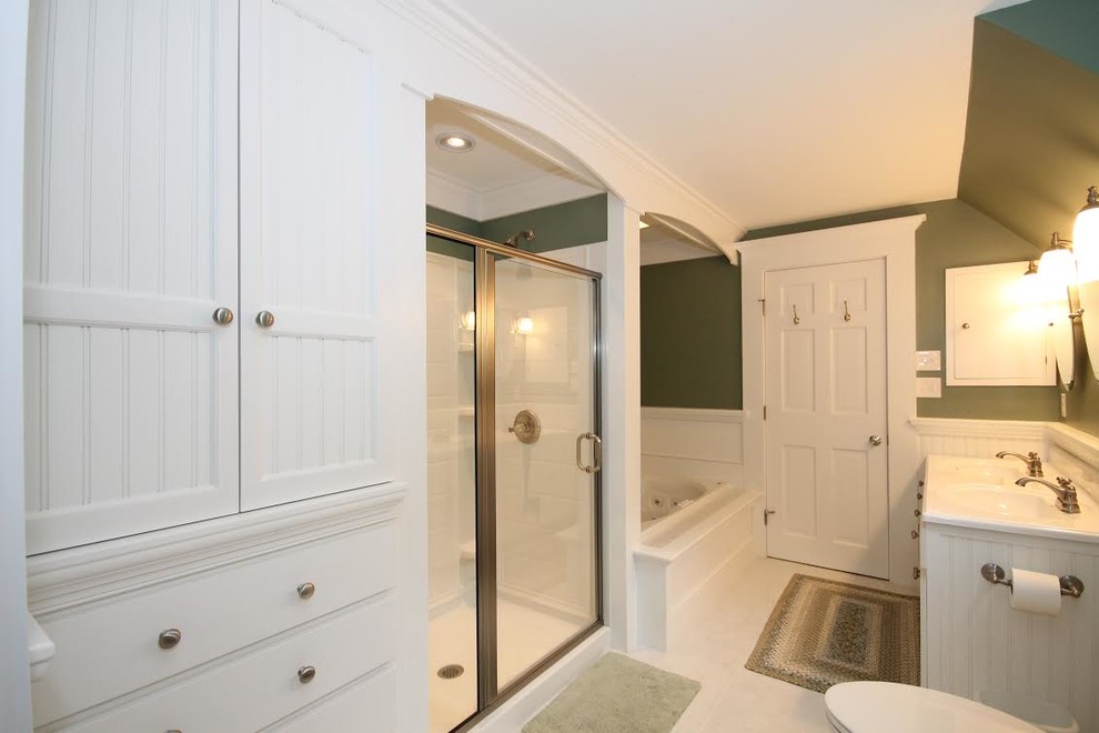Foto de cuarto de baño principal tradicional grande con puertas de armario blancas, baldosas y/o azulejos blancos, baldosas y/o azulejos de cerámica y paredes verdes