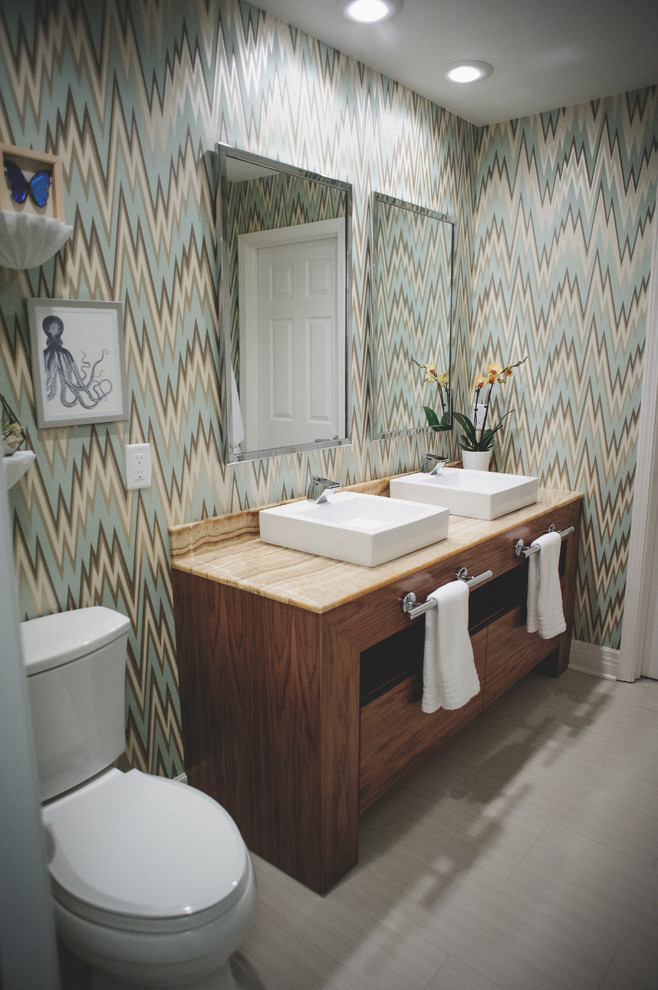 Inspiration för moderna badrum, med ett fristående handfat, släta luckor, skåp i mellenmörkt trä, flerfärgade väggar, bänkskiva i onyx och klinkergolv i porslin