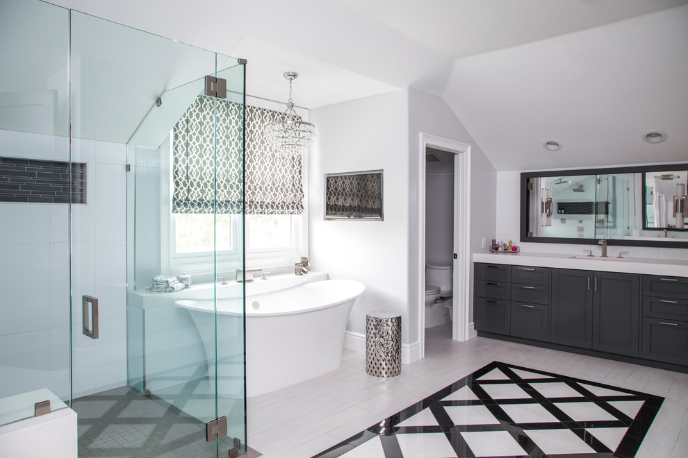 Esempio di una grande stanza da bagno padronale moderna con ante in stile shaker, ante grigie, vasca freestanding, doccia ad angolo, piastrelle grigie e pareti grigie