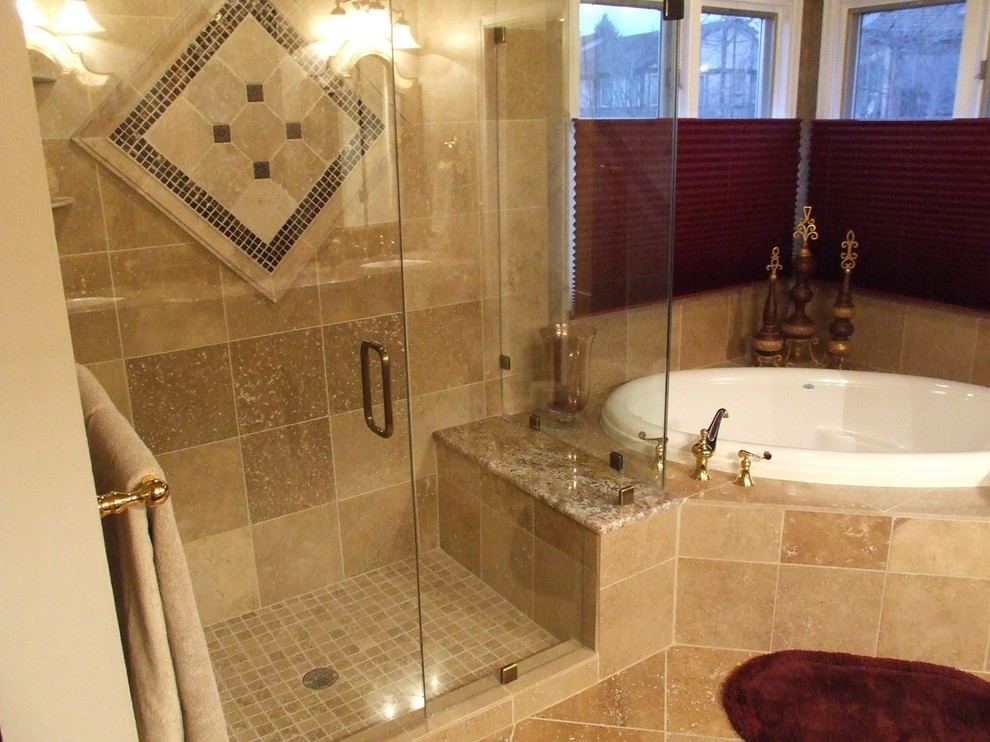 Idéer för mellanstora medelhavsstil en-suite badrum, med ett platsbyggt badkar, en hörndusch, brun kakel, porslinskakel, beige väggar, klinkergolv i porslin, brunt golv och dusch med gångjärnsdörr