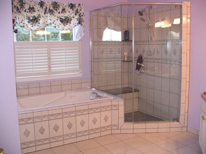 Idées déco pour une grande salle de bain principale avec un plan de toilette en carrelage, une baignoire posée, une douche d'angle, WC à poser, un carrelage beige, des carreaux de céramique, un mur violet et un sol en carrelage de céramique.