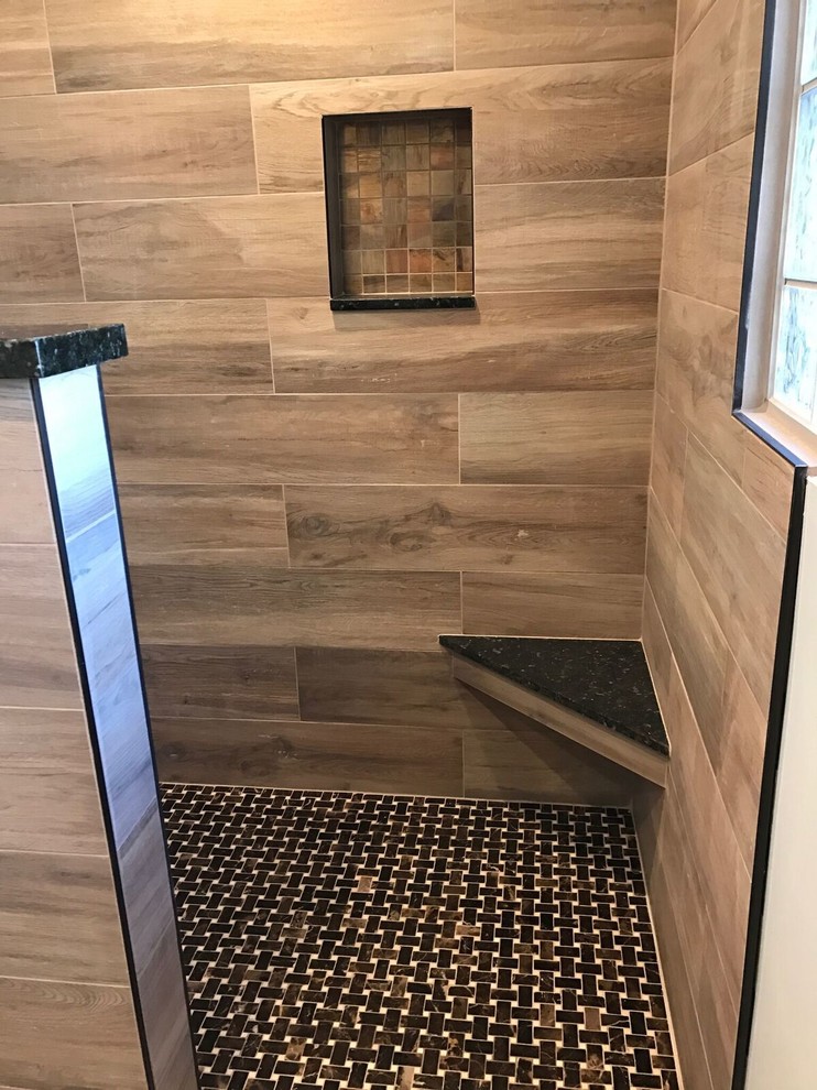 Ispirazione per una stanza da bagno padronale stile rurale di medie dimensioni con doccia alcova, piastrelle beige, piastrelle in gres porcellanato e doccia aperta