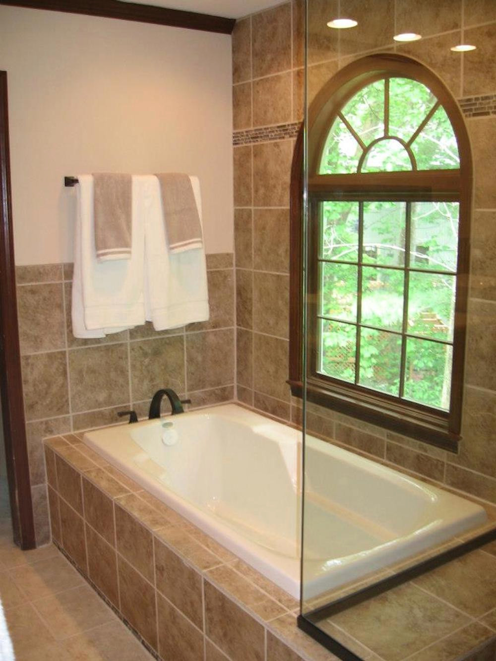 75 photos et idées déco de salles de bain avec une baignoire d'angle et des  carreaux en terre cuite - Décembre 2023 | Houzz FR