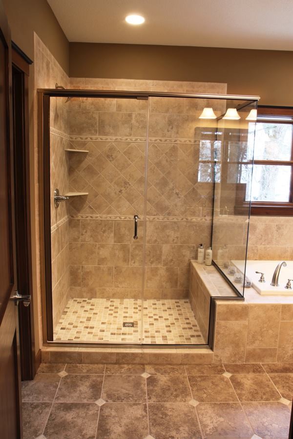 Idéer för stora vintage en-suite badrum, med ett platsbyggt badkar, en hörndusch, en toalettstol med separat cisternkåpa, beige kakel, brun kakel, porslinskakel, beige väggar, travertin golv, brunt golv och dusch med gångjärnsdörr