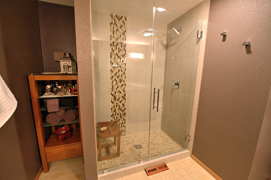 Bild på ett mellanstort vintage badrum med dusch, med skåp i mellenmörkt trä, en dusch i en alkov, flerfärgad kakel, skåp i shakerstil, granitbänkskiva, keramikplattor, ett fristående handfat och bruna väggar
