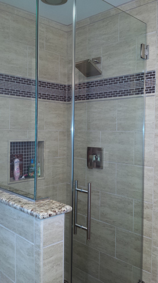 Пример оригинального дизайна: главная ванная комната среднего размера в классическом стиле с фасадами с выступающей филенкой, темными деревянными фасадами, накладной ванной, угловым душем, унитазом-моноблоком, бежевой плиткой, керамогранитной плиткой, фиолетовыми стенами, полом из ламината, врезной раковиной, столешницей из гранита, бежевым полом, душем с распашными дверями и бежевой столешницей