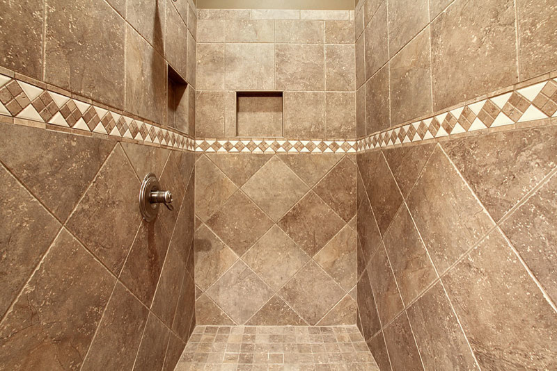 Idee per una stanza da bagno tradizionale di medie dimensioni con doccia alcova, ante con bugna sagomata, ante bianche, vasca da incasso, pareti marroni e lavabo da incasso
