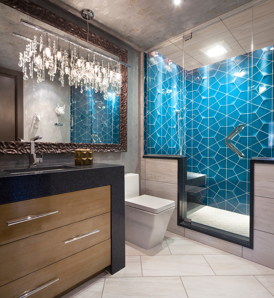 Diseño de cuarto de baño contemporáneo con armarios con paneles lisos, puertas de armario de madera oscura, ducha empotrada, baldosas y/o azulejos azules, paredes grises, aseo y ducha, suelo beige y encimeras negras