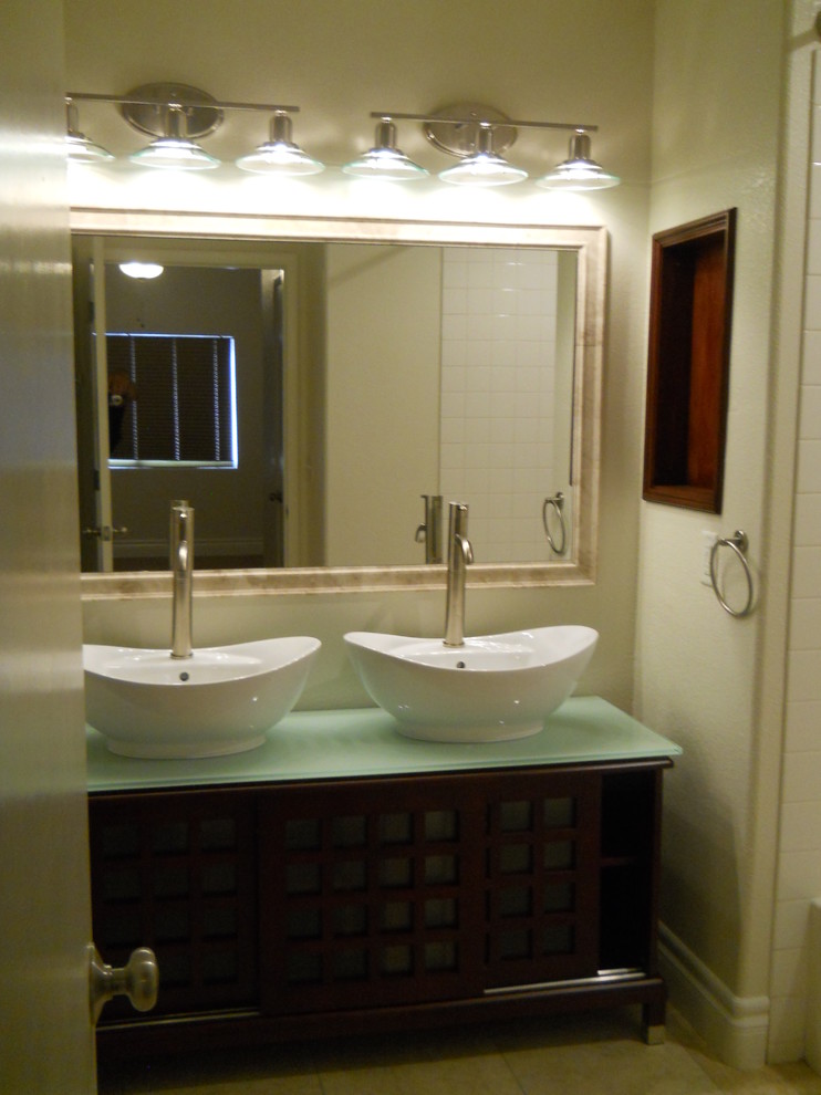 Idéer för mellanstora vintage en-suite badrum, med möbel-liknande, skåp i mörkt trä, bänkskiva i glas, beige väggar, klinkergolv i keramik, ett fristående handfat och beiget golv