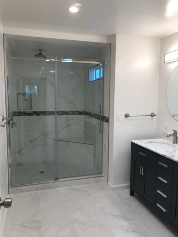Idéer för ett mellanstort klassiskt grå en-suite badrum, med skåp i mörkt trä, en hörndusch, grå kakel, vit kakel, marmorkakel, vita väggar, marmorgolv, ett undermonterad handfat, marmorbänkskiva, grått golv och dusch med skjutdörr
