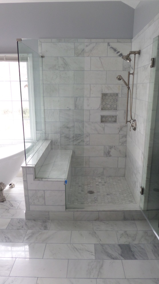 Пример оригинального дизайна: главная ванная комната среднего размера в стиле модернизм с фасадами в стиле шейкер, черными фасадами, ванной на ножках, душем в нише, унитазом-моноблоком, серой плиткой, белой плиткой, керамогранитной плиткой, серыми стенами, мраморным полом, врезной раковиной и столешницей из искусственного камня
