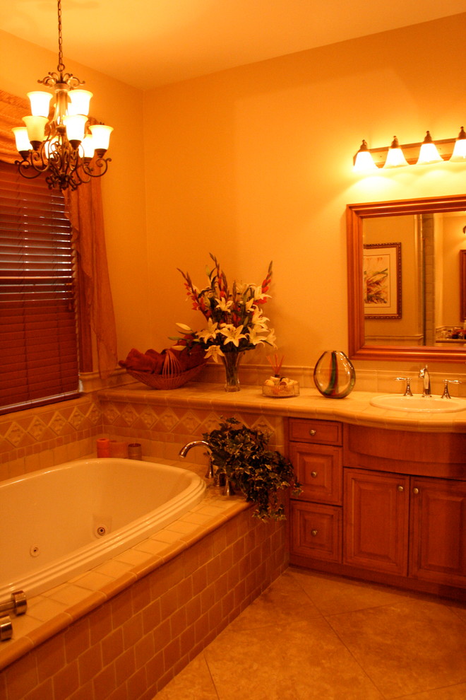 Пример оригинального дизайна: ванная комната среднего размера в классическом стиле с фасадами с выступающей филенкой, столешницей из гранита, открытым душем, бежевой плиткой, галечной плиткой и полом из травертина