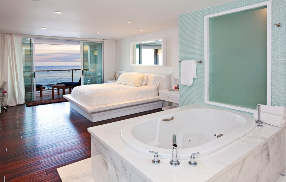 Großes Modernes Badezimmer En Suite mit Einbaubadewanne, blauen Fliesen, Mosaikfliesen, weißer Wandfarbe, braunem Holzboden und braunem Boden in Los Angeles