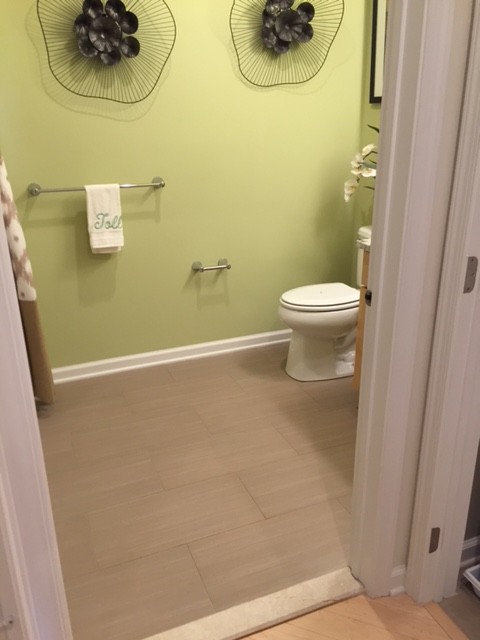 Immagine di una piccola stanza da bagno con doccia classica con ante lisce, ante in legno chiaro, doccia alcova, WC a due pezzi, pareti verdi, pavimento in vinile e top in superficie solida