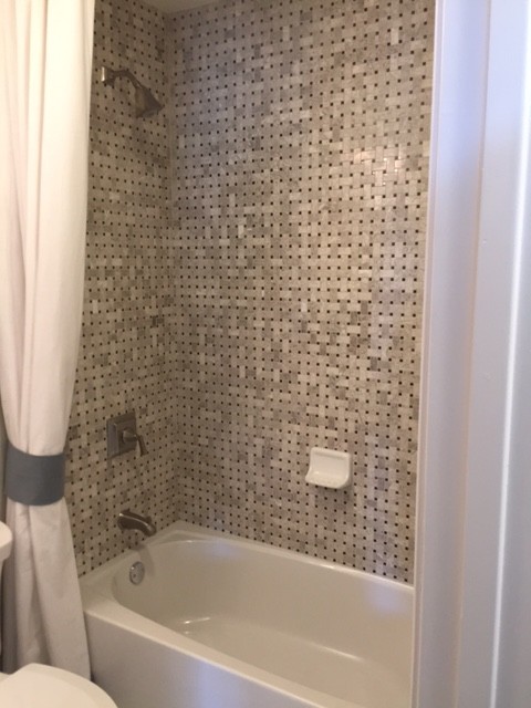 Imagen de cuarto de baño clásico pequeño con bañera empotrada, ducha empotrada, aseo y ducha, baldosas y/o azulejos blancas y negros, baldosas y/o azulejos grises y baldosas y/o azulejos de piedra