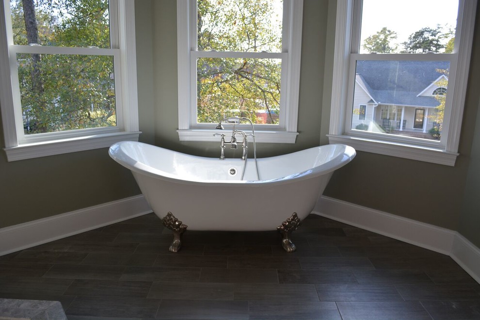 Свежая идея для дизайна: большая главная ванная комната в викторианском стиле с ванной на ножках, серыми стенами, темным паркетным полом и коричневым полом - отличное фото интерьера
