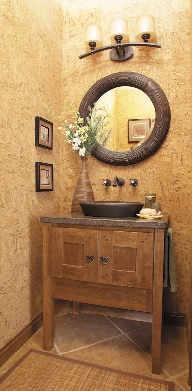 Foto de cuarto de baño tradicional renovado pequeño con lavabo sobreencimera, armarios con paneles empotrados, puertas de armario de madera clara y paredes beige