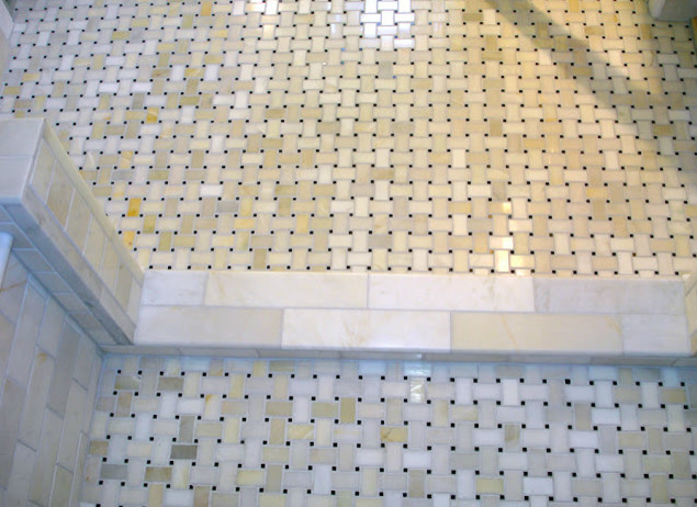 Badezimmer En Suite mit Duschnische, beigen Schränken, schwarz-weißen Fliesen, Steinfliesen und Marmorboden in Indianapolis