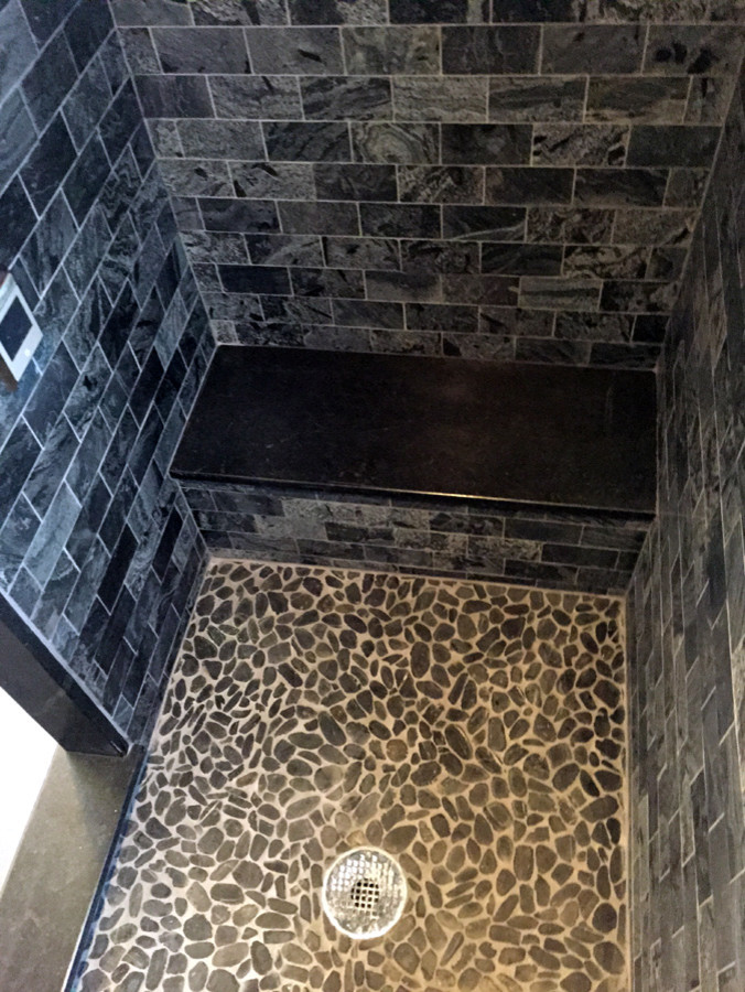 Foto de cuarto de baño principal de tamaño medio con ducha abierta, baldosas y/o azulejos negros, baldosas y/o azulejos de piedra, suelo de pizarra y encimera de esteatita
