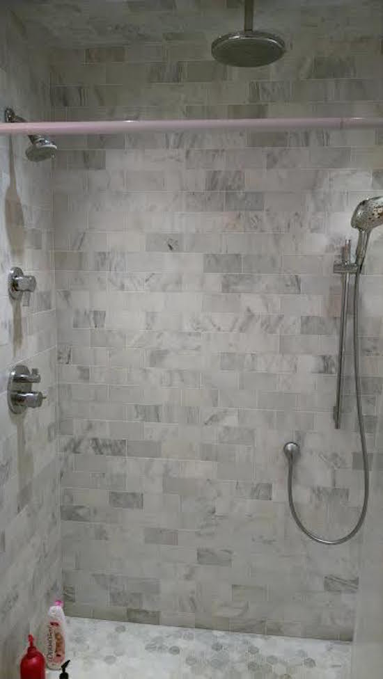 Cette image montre une douche en alcôve traditionnelle avec un carrelage gris et un carrelage métro.