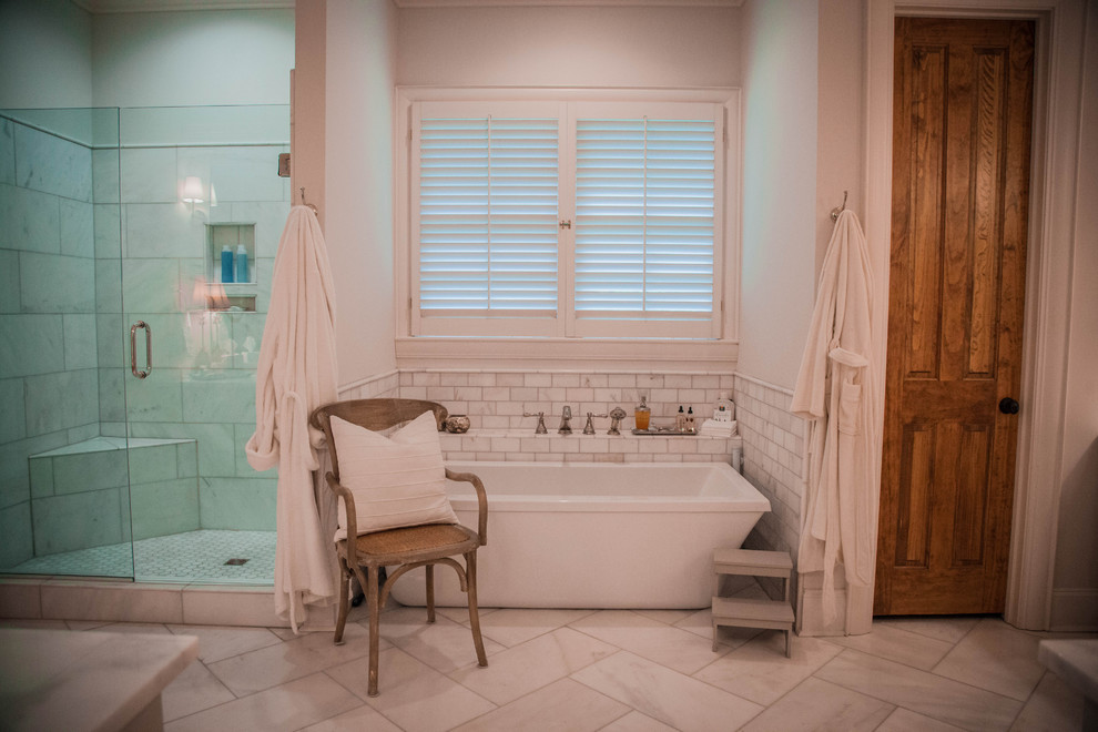 Modelo de cuarto de baño principal ecléctico con bañera exenta, ducha empotrada, baldosas y/o azulejos blancos, paredes blancas, suelo blanco y ducha con puerta con bisagras