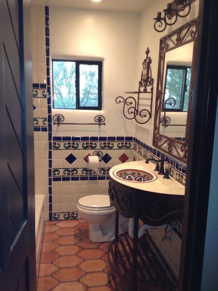 Foto di una piccola stanza da bagno con doccia stile americano con consolle stile comò e ante in legno bruno