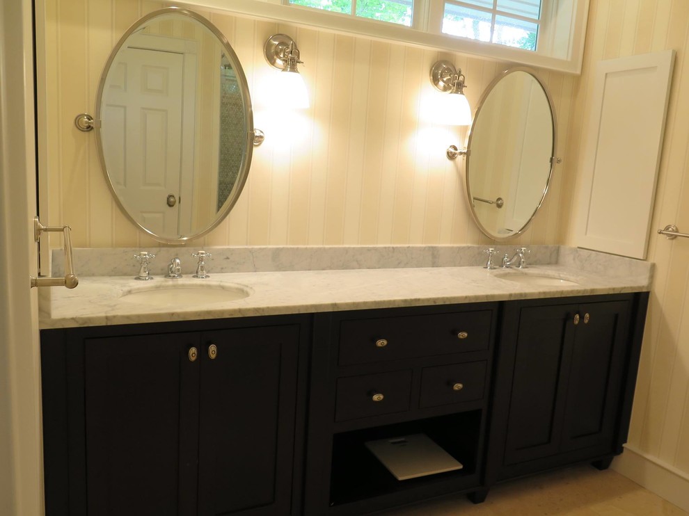 Ejemplo de cuarto de baño principal clásico de tamaño medio con armarios estilo shaker, puertas de armario negras, paredes beige, suelo de baldosas de cerámica, lavabo bajoencimera y encimera de mármol