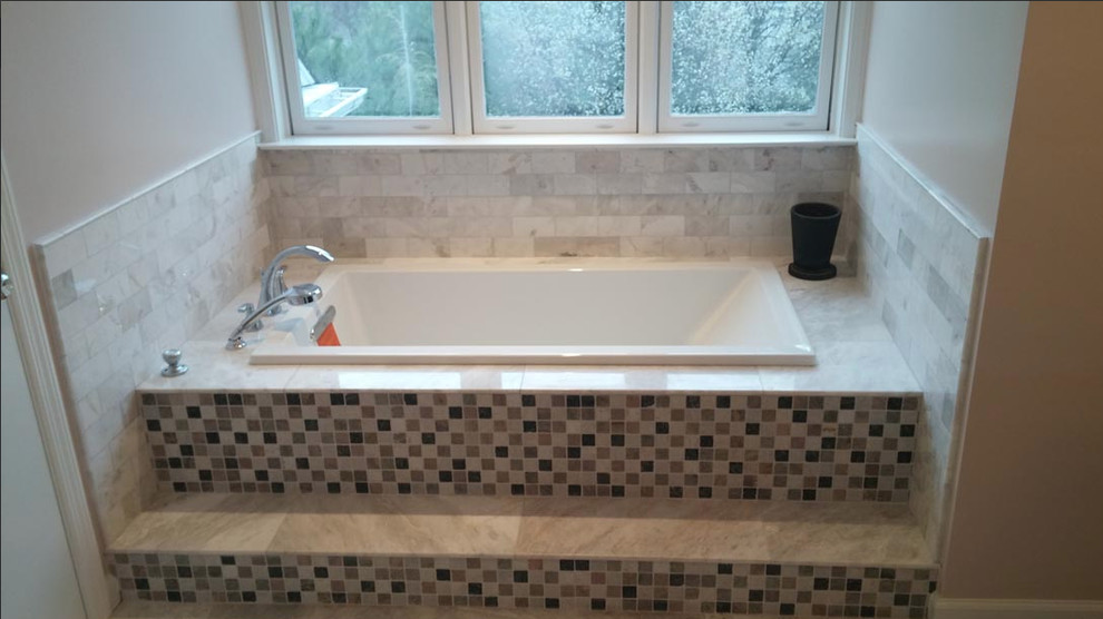 Foto di una stanza da bagno con doccia classica di medie dimensioni con doccia alcova, WC monopezzo, piastrelle beige, piastrelle bianche, piastrelle in pietra, pareti bianche e pavimento con piastrelle a mosaico