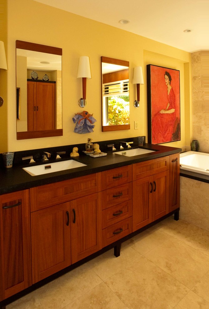 Идея дизайна: большая главная ванная комната в восточном стиле с фасадами в стиле шейкер, фасадами цвета дерева среднего тона, накладной ванной, желтыми стенами, полом из керамической плитки и врезной раковиной