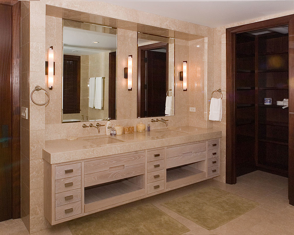 Aménagement d'une grande salle de bain principale contemporaine en bois clair avec un placard à porte plane, un carrelage beige, un mur beige et un lavabo encastré.