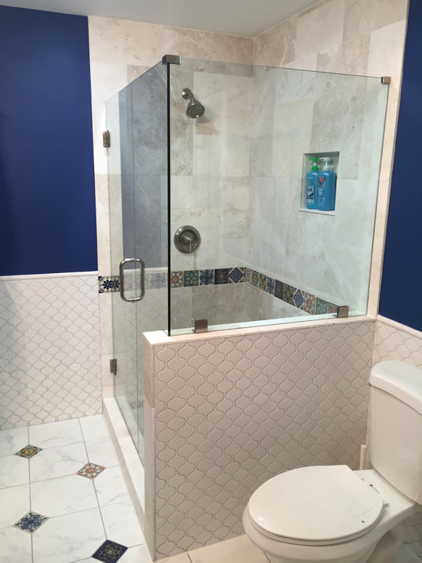 Стильный дизайн: ванная комната среднего размера в классическом стиле с угловым душем, раздельным унитазом, бежевой плиткой, разноцветной плиткой, мраморной плиткой, синими стенами, мраморным полом, душевой кабиной, разноцветным полом и душем с распашными дверями - последний тренд
