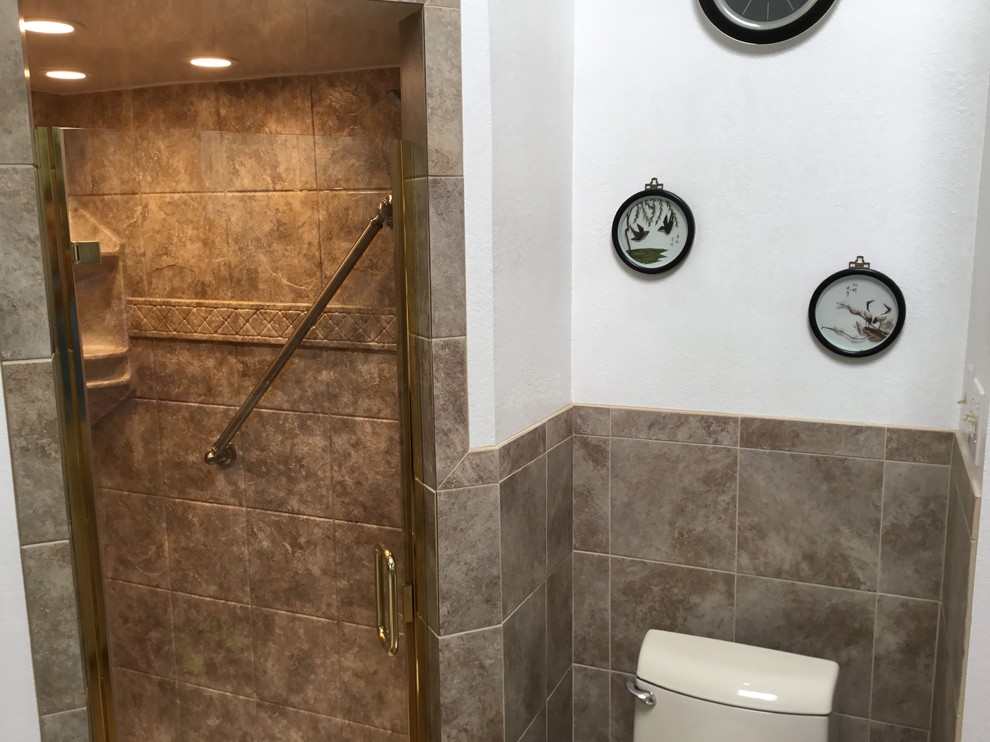 Idee per una piccola stanza da bagno con doccia classica con doccia ad angolo, piastrelle marroni, piastrelle in ceramica, pareti bianche, lavabo sottopiano e porta doccia a battente