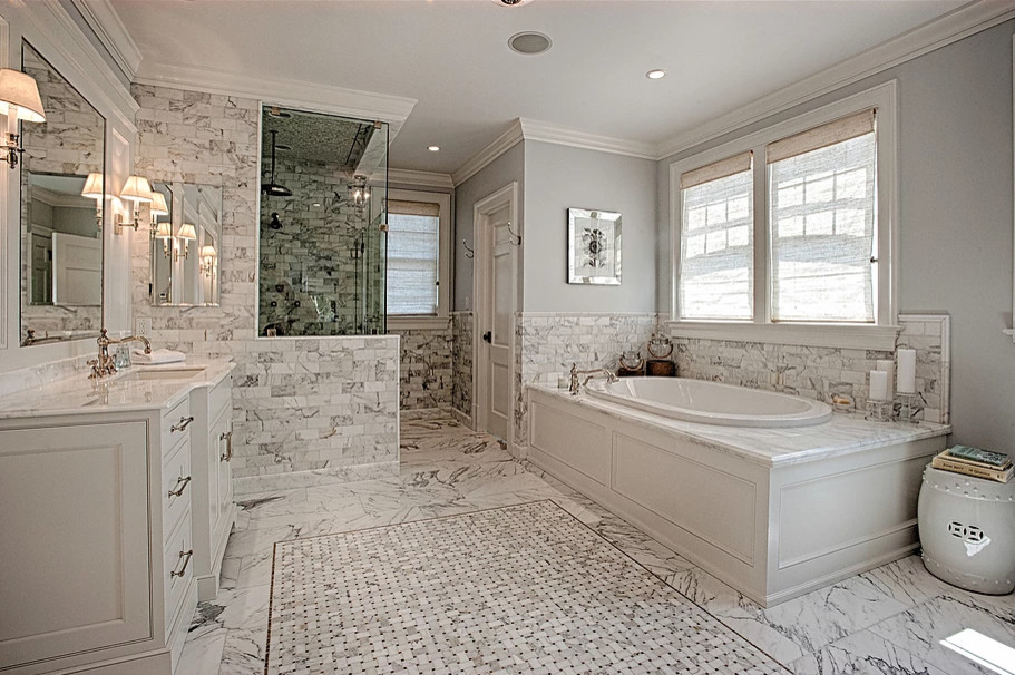 Inspiration för ett mellanstort vintage en-suite badrum, med luckor med infälld panel, vita skåp, ett platsbyggt badkar, en hörndusch, vit kakel, marmorkakel, vita väggar, marmorgolv, ett undermonterad handfat, marmorbänkskiva, vitt golv och dusch med gångjärnsdörr
