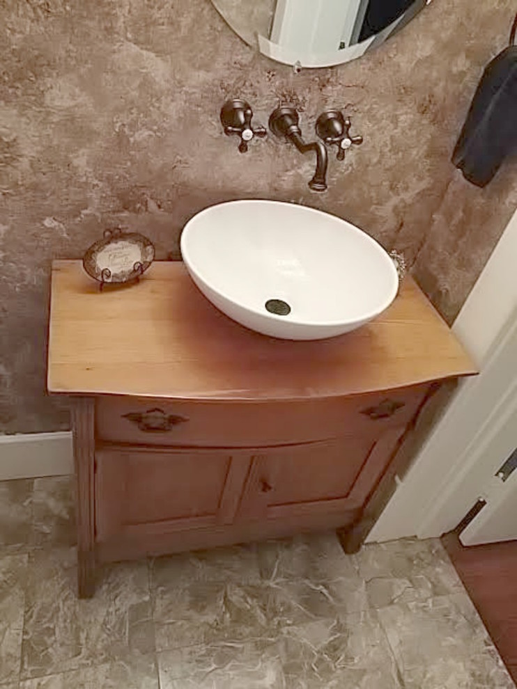 Immagine di una stanza da bagno con doccia chic di medie dimensioni con lavabo a bacinella, ante in stile shaker, ante in legno scuro, WC a due pezzi, pareti beige, pavimento in pietra calcarea, top in legno e pavimento beige