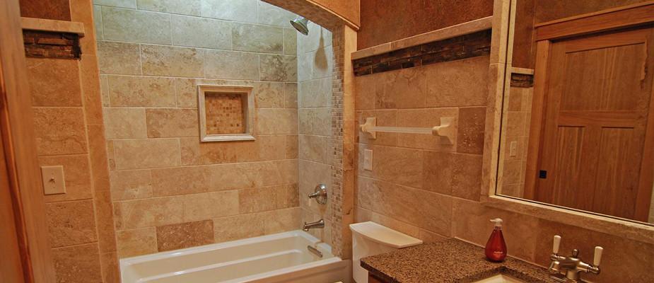 Идея дизайна: главная ванная комната среднего размера с накладной раковиной, душем над ванной, бежевой плиткой, каменной плиткой и коричневыми стенами