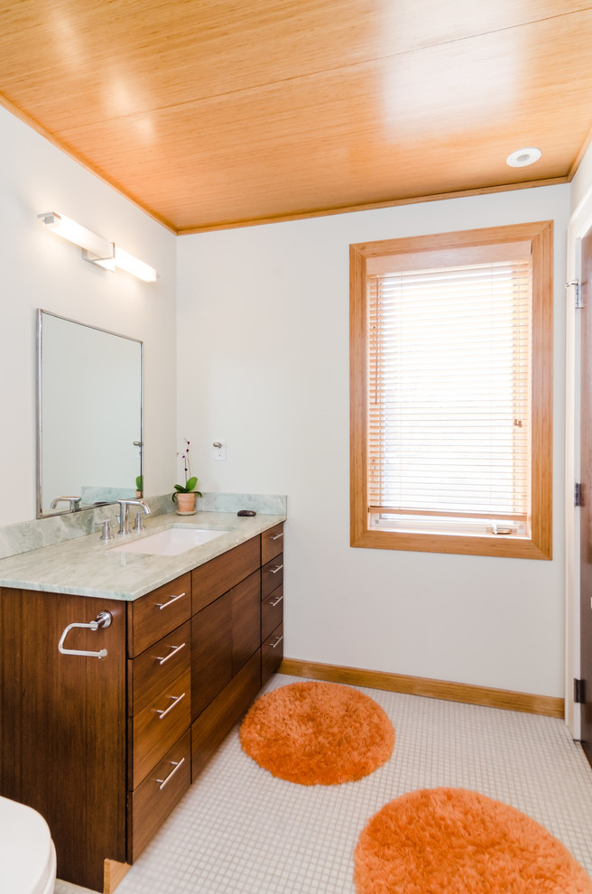 Idee per una stanza da bagno con doccia moderna di medie dimensioni con ante lisce, ante in legno scuro, pareti bianche, lavabo sottopiano, top in quarzite, pavimento con piastrelle a mosaico e pavimento bianco