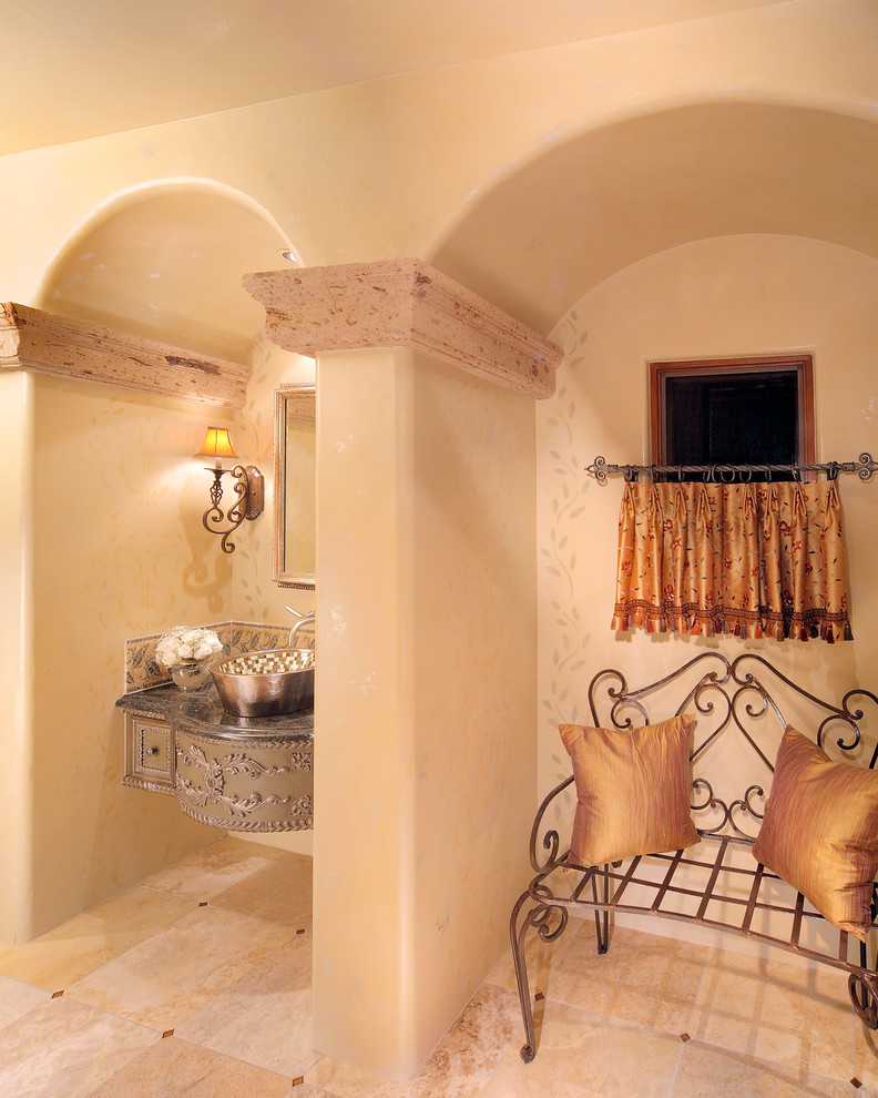 Großes Mid-Century Badezimmer En Suite mit verzierten Schränken, Eckbadewanne, beigen Fliesen, beiger Wandfarbe, Keramikboden, Einbauwaschbecken und Laminat-Waschtisch in Phoenix