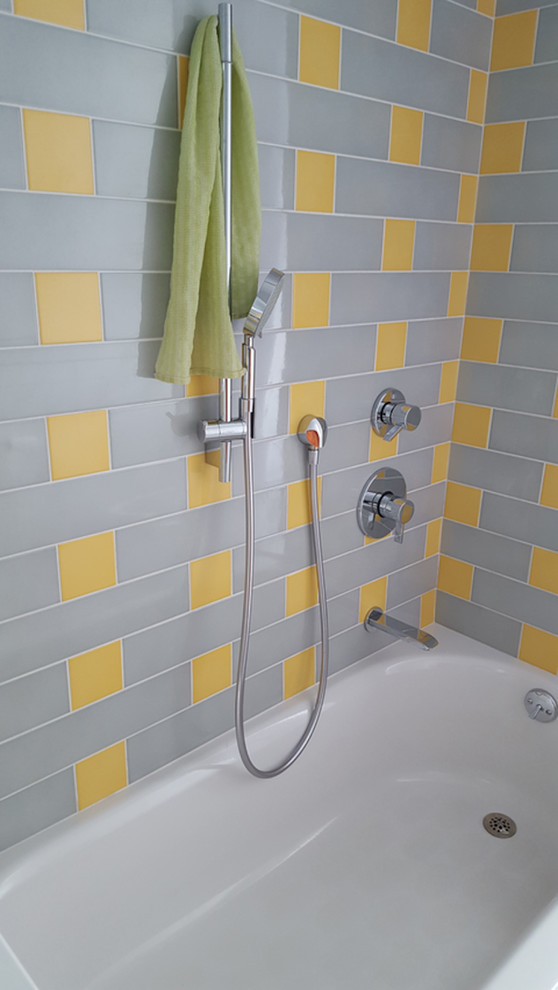 Großes Klassisches Badezimmer mit Badewanne in Nische, Duschbadewanne, grauen Fliesen, gelben Fliesen, Porzellanfliesen und Duschvorhang-Duschabtrennung in New York
