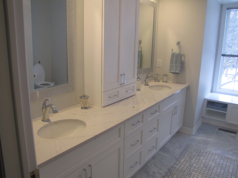 На фото: ванная комната в современном стиле с фасадами в стиле шейкер, белыми фасадами, серыми стенами и врезной раковиной
