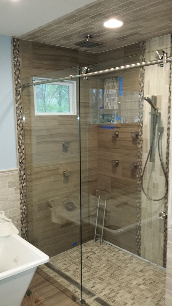 Idee per una grande stanza da bagno padronale design con vasca freestanding, doccia alcova, pareti blu e pavimento in ardesia
