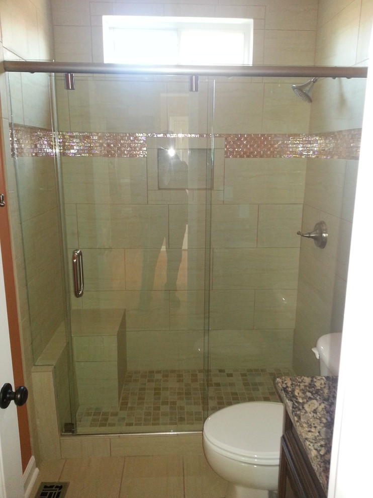 Diseño de cuarto de baño principal actual de tamaño medio con ducha esquinera, parades naranjas y suelo de pizarra