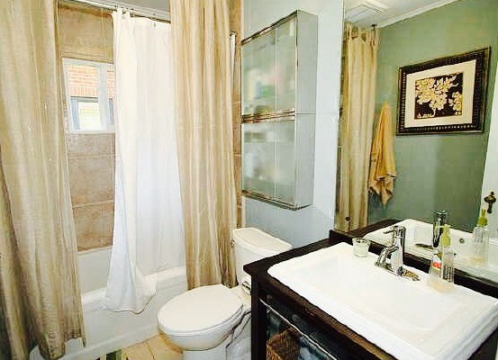 Cette photo montre une salle d'eau chic en bois foncé de taille moyenne avec un placard en trompe-l'oeil, une baignoire en alcôve, un combiné douche/baignoire, WC séparés, un carrelage beige, des carreaux de céramique, un mur vert, un sol en carrelage de céramique, un lavabo posé, un plan de toilette en bois, un sol beige et une cabine de douche avec un rideau.