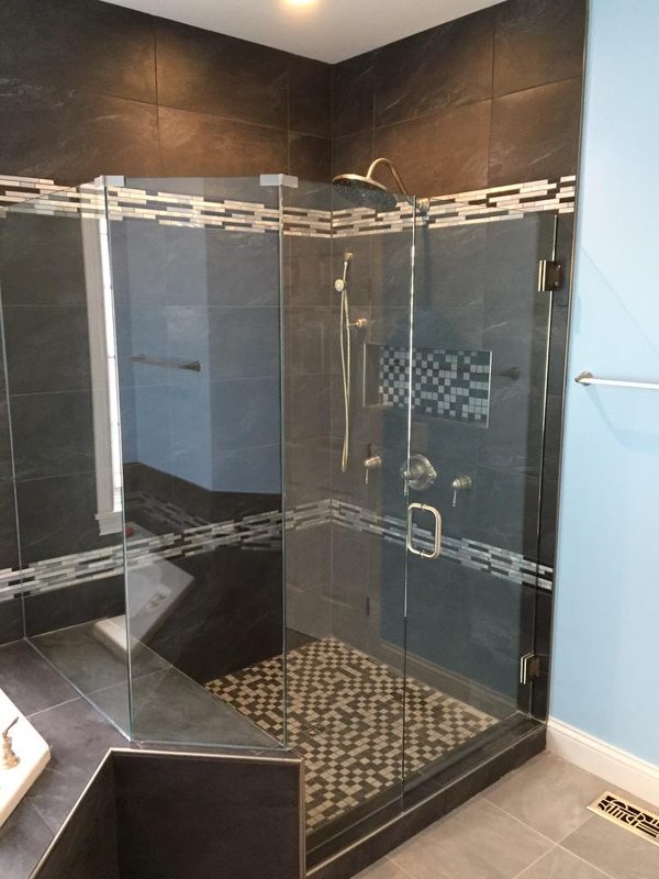 Bild på ett stort vintage en-suite badrum, med luckor med upphöjd panel, vita skåp, ett hörnbadkar, en dusch i en alkov, svart kakel, stenkakel, blå väggar, klinkergolv i keramik, ett undermonterad handfat och granitbänkskiva